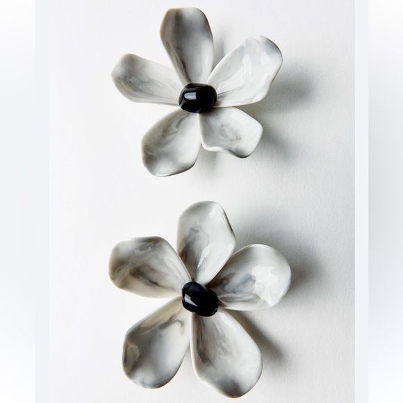 Zara Jewelry - *ZARA* FLORAL RESIN EARRINGS WHITE GRAY BLACK